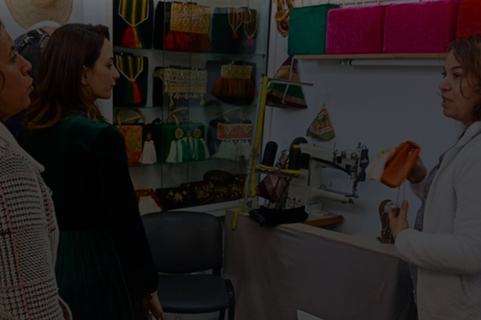 Visiteuses sur un stand d'artisanat au SATIT